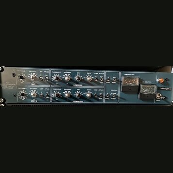 Rackový procesor s nápisem 369 DISCRETE PRECISION STEREO LIMITER COMPRESSOR a logem behringer. Zařízení obsahuje dvě identické sekce s ovládacími prv…