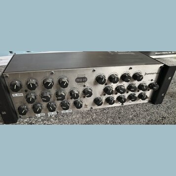 Stříbrný rackový parametrický ekvalizér s černými ovládacími knoflíky. Na předním panelu je nápis parametric PEQ 25 equaliser 6/12dB a logo HammerWav…