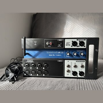 Černý rackový digitální mixér se dvěma moduly. Horní část obsahuje nápisy WIFI, LINE IN (L a R), USB PLAY, AFS2 AUTOMATIC FEEDBACK SUPPRESSION a AUX…