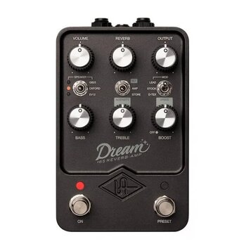 Černý kytarový pedál s nápisem Dream 65 REVERB-AMP. Obsahuje šest stříbrných otočných knoflíků s popisky VOLUME, REVERB, OUTPUT, BASS, TREBLE a BOOST…