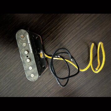 Černý elektrický kytarový snímač s pěti viditelnými póly. Na povrchu je bílý nápis Seymour Duncan. Ze spodní strany vedou dva elektrické vodiče, jede…