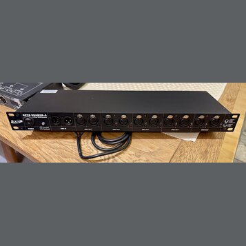 Černý rackový DMX splittery s nápisem OPTO BRANCH-4 a podtitulem 4 Way DMX-Booster. Na levé straně je logo ELATION, vypínač POWER a dvě kontrolky Lin…