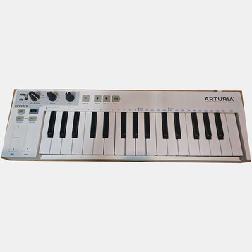 Bílá klávesová kontrola s nápisem ARTURIA a sloganem YOUR EXPERIENCE YOUR SOUND. V levé části je označení KEYSTEP CONTROLLER & SEQUENCER a ovládací p…