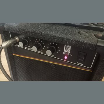 Černý kytarový kombo zesilovač s texturovaným povrchem. Na ovládacím panelu jsou tři černé otočné knoflíky s popisky TUBE STACK®, VOLUME a EQ, červen…