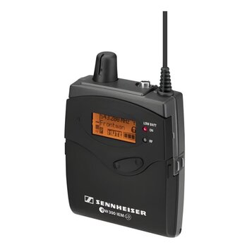 Černý bezdrátový přijímač in-ear monitoringu s anténou. Na displeji je vidět text „543.200 MHz“, „Frontman“ a „MUTE“. V dolní části je bílý nápis „SE…