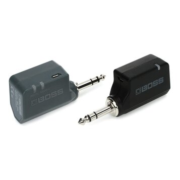 Dvě bezdrátové vysílače/přijímače značky BOSS s konektory typu jack. Levý je šedý a nese nápisy MODEL: WL-20L, MADE IN CHINA, CE oraz přepínače POWER…