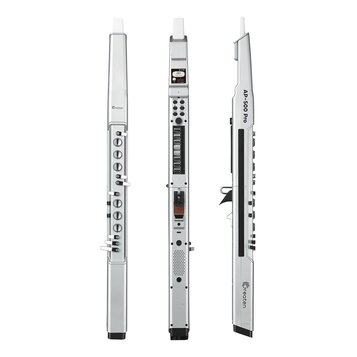 Tři pohledy na stříbrný digitální wind instrument. Na přístroji jsou viditelné nápisy „Createn“ a „AP-500 Pro“. Nástroj má bílý mouthpiece, displej s…