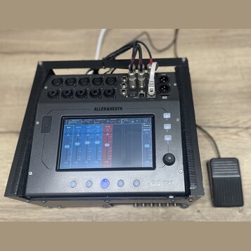 Digitální mixovací pult Allen & Heath CQ 12T umístěný v černém transportním case. Zařízení má dotykový displej s zobrazením faderů a ovládacích prvků…