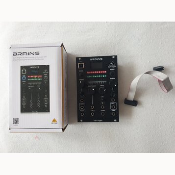 Černý modul Eurorack s nápisem BRAINS a logem behringer. Na předním panelu jsou knofíky, přepínače, OLED displej a výstupy OUT 1 a OUT 2. Vedle modul…