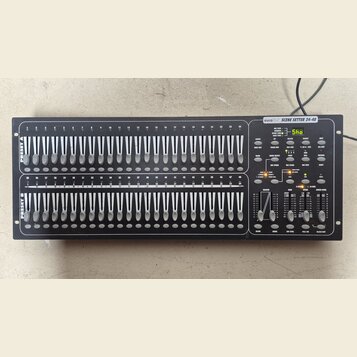 Černý elektronický přístroj s nápisem euro SCENE SETTER 24-48. Zařízení obsahuje dvě řady posuvníků označené jako PRESET A a PRESET B, nad kterými js…