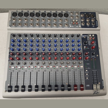 Stříbrný mixážní pult s modrými a červenými ovratovými knoflíky. V pravém horním rohu je nápis PV14 USB a v pravém dolním rohu logo Peavey. Zařízení…