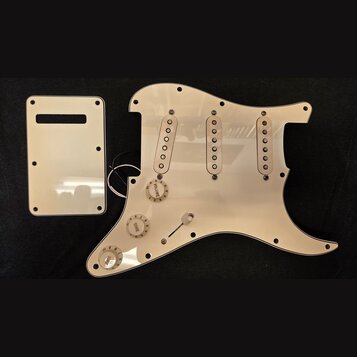 Bílá plastová pickguard pro elektrickou kytaru s třemi sloty na snímače a dvěmi potenciometry s nápisy VOLUME a TONE. Součástí je bílá plastová krytk…