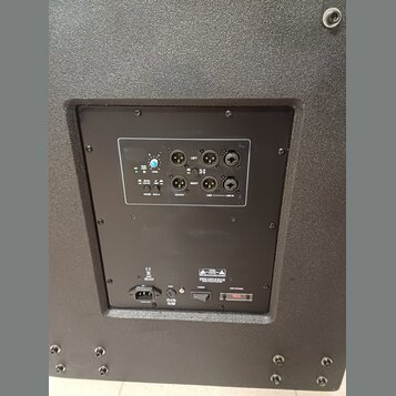 Zadávací panel černého reproduktoru s ovládacími prvky a konektory. Jsou zde nápisy STOP, LINE, LEVEL, FILTER, PHASE, OUTPUT, LEFT, RIGHT, LINE a LIN…