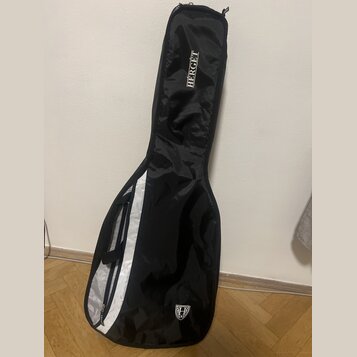 Černý softcase na hudební nástroj s bílým pruhem podél zipu. Na horní části je bílý nápis HERGET a v dolní části se nachází logo ve tvaru štítu s pís…