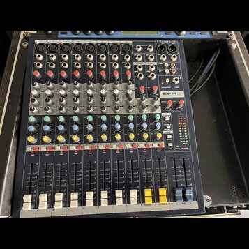 Tmavý mixovací pult značky Soundcraft, model EPM 8. Obsahuje osm vstupních kanálů s ovládacími knoflíky a posuvníky, pravý sekce STEREO 1, STEREO 2 a…