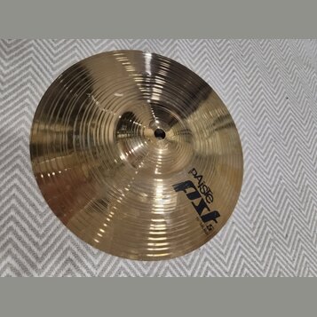 Zlatý kovový činel s koncentrickým broušením povrchu. Na povrchu je černý nápis paiste PST 5 a pod ním menší text 10" SPLASH. Činel vykazuje mírné zn…