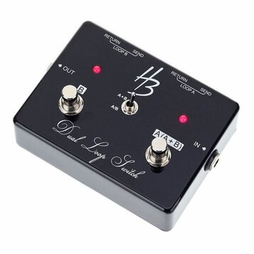 Černý kytarový efekt Dual Loop Switch s logem HB. Zařízení má dva stoupavé spínače označené písmeny B a A(A+B), přepínač poloh A/B a A+B a dvě červen…