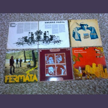 Šest vinylových desek v obalech rozložených na koberci. Jsou zde nápisy PAVOL HAMMEL & MARIÁN VARGA, ZELENÁ POŠTA, FERMATA a MARIAN VARGA & COLLEGIUM…