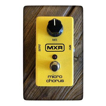 Žlutý kytarový efekt s nápisem MXR a označením micro chorus. Na horní straně je černý otočný knoflík s popiskem RATE. V horní části jsou vidět vstupy…
