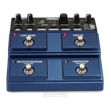 Modrý kytarový looper s čtyřmi stoupacími spínači. Na horní části jsou knoflíky a nápisy LOOP LEVEL, RHYTHM LEVEL, MIC LEVEL a značka JamMan. Spínače…