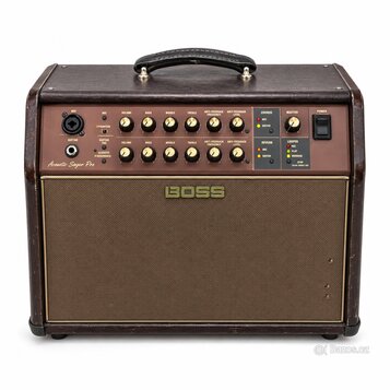 Hnědý akustický zesilovač s látkovou mřížkou a koženým úchem. Na předním panelu je nápis Acoustic Singer Pro a v centru mřížky logo BOSS. Ovbední pan…