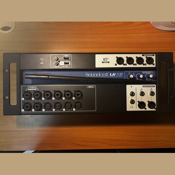 Černý rackový přístroj s několika moduly. Horní část obsahuje nápis AFS2, čtyři AUX OUTPUTS a USB port s nápisy MEDIA, PLAY, REC. Prostřední modul má…