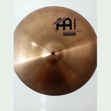 Kruhové činely v bronzové barvě s viditelným broušením. Na povrchu je černý nápis PROFILE SERIES, logo MEINL a text MADE IN GERMANY. Vedle loga je uv…