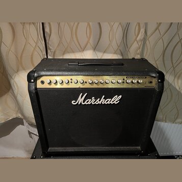 Černý kytarový kombo zesilovač značky Marshall. Na horním ovládacím panelu je nápis VALVESTATE VS100 a řada otočných knoflíků s popisy funkcí. Přední…