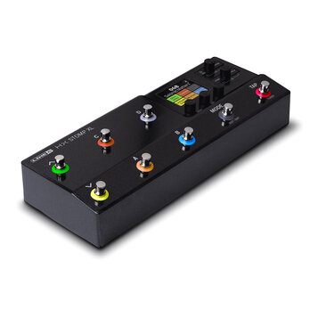 Černý efektový pedál s nápisem LINE 6 HX STOMP XL. Zařízení má osm barevných spínacích tlačítek (zelené, žluté, oranžové, červené, modré a fialové) s…