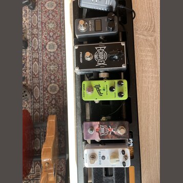 Fotografie zachicuje pět kytarových efektů v černém kufru. Jsou zde pedály s nápisy: GP-S VALETON, E-CHOPLEX PREAMP, Nabels ODR-mini SPECTRUM a REECH…