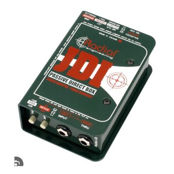 Zelená pasivní DI box s bílým a červeným potiskem. Na horní straně je logo Radial engineering a velký nápis JDI PASSIVE DIRECT BOX, dále text JENSEN…