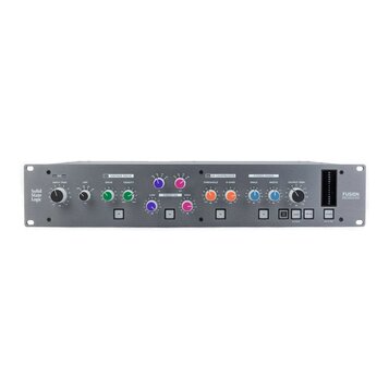 Stříbrný rackový procesor s nápisem Solid State Logic na levé straně a FUSION STEREO ANALOGUE COLOUR na pravé straně. Přední panel obsahuje několik s…