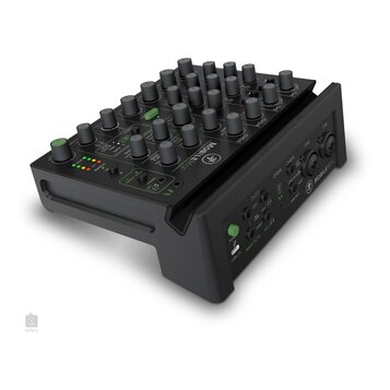 Černý mixážní pult s nápisem MOBILEMIX a logem JF. Horní panel obsahuje početné otočné knoflíky, posuvníky a kontrolní LED diody v červené a zelené b…