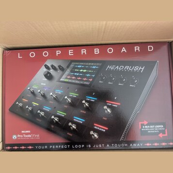 Krabice s produktem HeadRush Looperboard. Na balení je zobrazen černý looper s displejem, několika ovládacími knoflíky a řadou stoupacích přepínačů.…