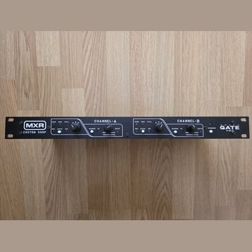Černý rackový efekt s nápisy MXR CUSTOM SHOP a SMART GATE PRO. Zařízení obsahuje dva identické kanály označené jako CHANNEL-A a CHANNEL-B, každý s př…