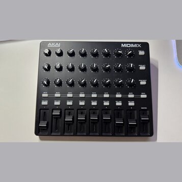 Černý MIDI kontrolér s nápisy AKAI PROFESSIONAL a MIDIMIX. Zařízení obsahuje tři řady otočných knoflíků, osm tlačítek MUTE, osm tlačítek REC ARM a os…