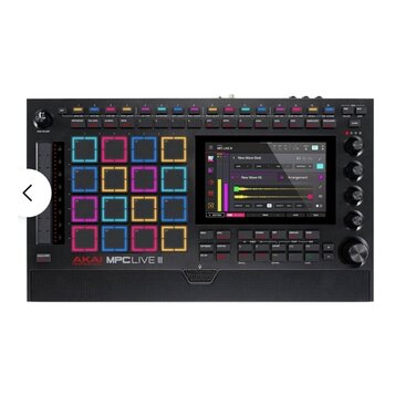 Černý sampler MPC Live III od značky AKAI PROFESSIONAL. Zařízení má 16 podsvícených padů v různých barvách, displej s rozhraním MPC LIVE III a řadu o…
