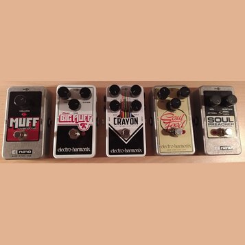 Pět kytarových efektů značky electro-harmonix v řadě. Zleva: červený pedál MUFF overdrive, bílý Nano BIG MUFF pi, bílo-černý CRAYON full-range overdr…