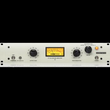 Bílý rackový přístroj s nápisem KT-2A LEVELING AMPLIFIER a logem KLARKTEKNIK. Na předním panelu se nachází VU metr, tři černé otočné ovratidla s popi…