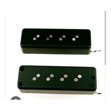 Dvě černé elektrické kytarové snímače typu humbucker s viditelnými kovovými póly. Spodní snímač má v pravém dolním rohu bílé logo ve tvaru stylizovan…