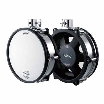 Dvě elektronické bubnové plochy značky Roland v černé a stříbrné barvě. Na bílé membráně levého bubnu je nápis Roland a logo V-Drums. Pravý buben uka…