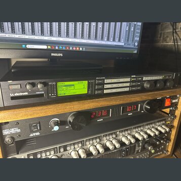 Na fotografii jsou tři rackové studiové přístroje umístěné nad sebou. Horní zařízení je černé s nápisem t.c. electronic a FIREWORX, má zelený displej…