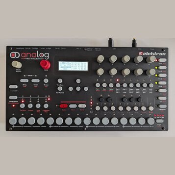 Černý analogový syntetizátor značky Elektron s nápisem „analog FOUR 4 Voice Analog Synthesizer“. Přístroj má v horní části displej, několik otočných…