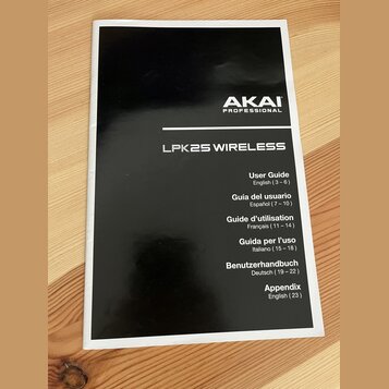 Fotografie zachycuje černý printed manuál s bílým textem. V horní části je logo AKAI PROFESSIONAL a pod ním název modelu LPK25 WIRELESS. Následuje se…