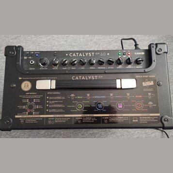 Kytarové kombo Line 6 Catalyst CX 60 v černé barvě. Horní panel obsahuje ovládací knofíky s nápisy: GUITAR, SELECTOR, BOOST, GAIN, BASS, MID, TREBLE,…