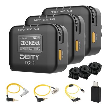 Tři černé synchronizační zařízení s nápisy POWER SYNC PAIR a logem DEITY TC-1. Přední zařízení má digitální displej zobrazující čas 20:21:09:20 a dal…