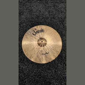 Kruhová mosazná činely s viditelným broušením povrchu. Na horní části je černý nápis SoulTone a pod ním menší text HANDMADE TURKISH CYMBALS. Ve spodn…