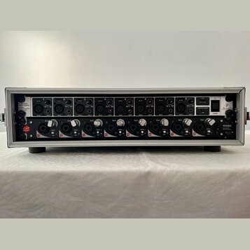 Stříbrný rackový přístroj s černým předním panelem. Na panelu jsou vidět nápisy „ULTRAGAIN PRODIGITAL“, „PR8E“ a logo „Soundcraft“. Zařízení obsahuje…