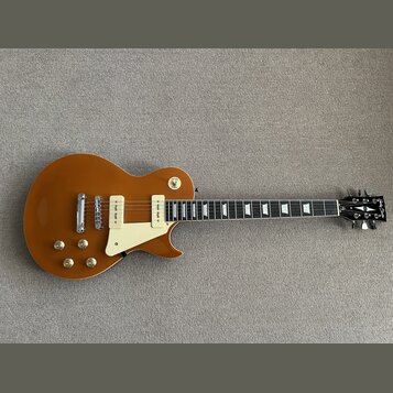 Hnědá elektrická kytara s tvarem singlecut a bílým plechtrzem. Na hlavě je viditelné logo „Epiphone“. Nástroj má dva humbuckery s bílými rámečky a čt…