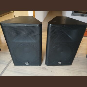 Dva černé reproduktory s kovovými mřížkami. Na spodní části obou reproduktorů je bílé logo a nápis YAMAHA. Povrch je v dobrém stavu bez viditelných p…